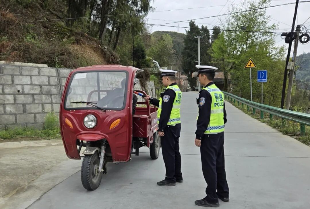 农村交通安全整治行动_违章高发地段整治_安康交警严查酒驾超载